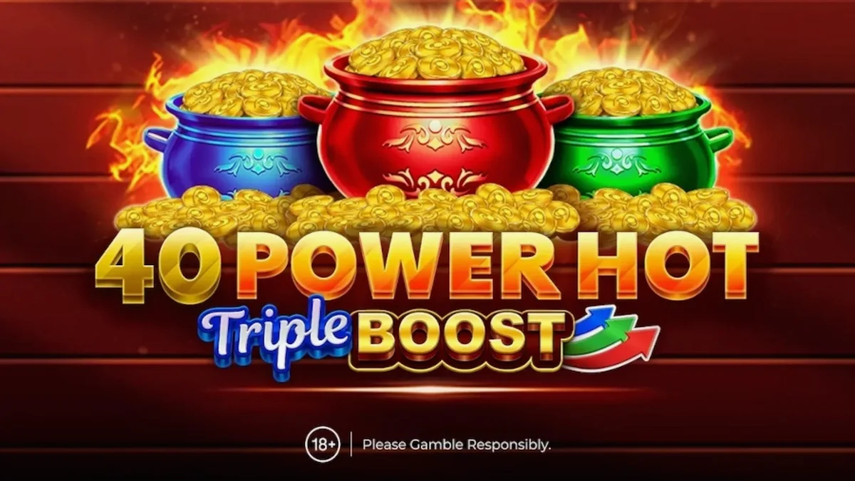 Captura de tela do jogo 40 Power Hot Triple Boost, mostrando rolos cheios de símbolos de frutas clássicos e setes flamejantes.